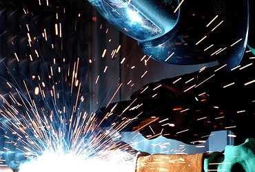 Person am Schweißen Funken sprühen